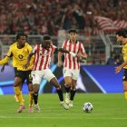 Iñaki Williams intenta irse de un adversario.