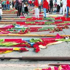 Los pendones se concentran en E.Lecrerc y elevan sus telas multicolores por la N-120 hasta La Virgen del Camino