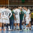 El Abanca Ademar atiende a las órdenes de su entrenador Dani Gordo.