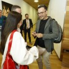 Amenabar firmar un autógrafo a una fan.