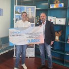 Fran recibe el cheque del primer permio, dotado con 3.000 euros