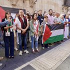 El Partido Socialista convoca una concentración y posterior lectura de un manifiesto en favor de Palestina, a la que asisten la vicesecretaria general autonómica, Nuria Rubio, y el secretario general en León, Javier Alfonso Cendón.