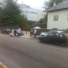 Los vecinos, frente a la casa que estuvo a punto de ser ocupada y agentes de la Guardia Civil.