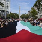 Participantes despliegan una bandera palestina durante la manifestación convocada por más de 600 entidades y sindicatos en apoyo a Palestina y contra el "genocidio" de Israel, este sábado, en Barcelona.