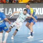 El exademarista David Fernández trata de frenar a Rodrigo Pérez, que completó un partido notable liderando el triunfo de los leoneses ante Ciudad Real.