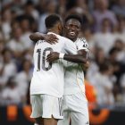 Vinicius y Mbappé lo celebran.