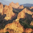 Vista de una paraje quemado desde del Mirador de Orellán, una de las infraestructuras afectadas por el incendio en Las Médulas, Orellán y Carucedo, este miércoles. EFE/Ana F. Barredo.