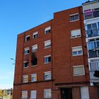 Una mujer ha fallecido esta madrugada en el incendio que se ha iniciado en el interior de una vivienda de la calle San Antonio de Palencia capital, en el que otras dos personas han resultado afectadas por el humo y trasladadas al hospital. En la imagen, exterior de la vivienda incendiada, este domingo.