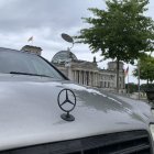Un Mercedes ante la Puerta de Brandeburgo.