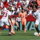 El defensa del Sevilla José Carmona celebra su gol contra el Barcelona, durante el partido de la jornada 8 de Laliga EA Sports, en el estadio Sánchez-Pizjuán en Sevilla.-EFE/ Raúl Caro.