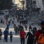 Ciudadanos palestinos en lo que queda de la ciudad de Gaza.