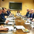 Óscar Puente y enfrente el alcalde de Valladolid y el consejero Quiñones.