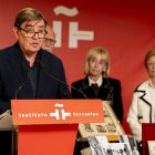 Luis García Montero, Susana Aldecoa y Ángeles Encinar. A la derecha, los objetos guardados en la caja del Cervantes.