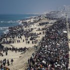 Palestinos desplazados se desplazan del sur al norte de Gaza por la carretera de Al Rashid, en el centro de la Franja.