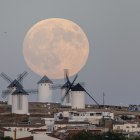 Llega la luna llena de octubre, la primera del otoño, conocida como "Luna de la cosecha" y que ademas coincide con la primera superluna del año 2025. En la imagen, la luna entre los molinos de Campo de Criptana, en Ciudad Real.