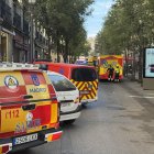 Los guías caninos de la Policía Nacional y drones de la Policía Municipal trabajan para encontrar posibles personas atrapadas por el derrumbe del forjado de un edificio en la calle Hileras de Madrid. EFE/Nahia Peciña.