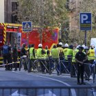 Compañeros de los atrapados esperan noticias en la calle.