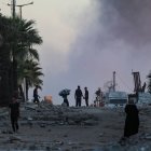 Ciudadanos palestinos en lo que queda de la ciudad de Gaza, arrasada por Israel.