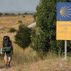 Un peregrino recorre el Camino de Santiago a su paso por León, una de las etapas más emblemáticas de la ruta jacobea.