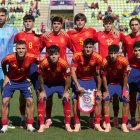 El portero leonés Fran González, primero por la izquierda de pie, en el once de España.