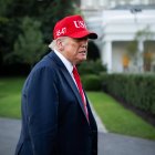El presidente de EE.UU., Donald Trump, fue captado este domingo, 5 de octubre, al atender a la prensa, a su regreso a la Casa Blanca, en Washington, DC (EE.UU.). EFE/Graeme Sloan/Pool.