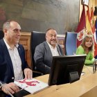 El presidente de la Diputación, Gerardo Álvarez Courel, y los vicepresidentes Valentín Martínez y Ana Arias reciben a los ayuntamientos que van a adherirse al convenio para el desarrollo de la Inteligencia Artificial en las administraciones.