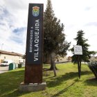 Arriba, vista de la entrada a Villaquejida. Sobre estas líneas, recreaciones de los que será la residencia para mayores del municipio.