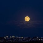 La priemra luna llena de octubre, sobre Campo de Criptana en Ciudad Real.