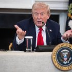 El presidente de EE.UU., Donald Trump- habla en el Comedor de Estado de la Casa Blanca en Washington, DC, EE.UU. EFE/FRANCIS CHUNG.