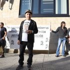 Familiares de los mineros muertos en el Pozo Emilio en 2013 esta mañana a las puertas de los juzgados de León