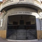 Una de las puertas de acceso al edificio del Leonés en La Corredera.