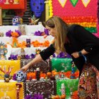 Nuria Alonso muestra el Altar de Muertos instalado en el museo.