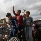 Celebración de un grupo de niños gazatíes.  Celebración de los familiares de los rehenes.