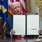 President Donald Trump con el documento que anuncia que Israel y Hamas acceden a la primera fase de la paz en Gaza.