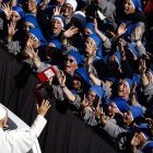 El Papa saluda a las personas congregadas en la Plaza de San Pedro.