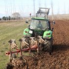 Un agricultor realiza labores del campo en una rierra de la provincia leonesa.