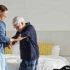 El cuidado a personas mayores concentra varias ofertas del SEPE en León sin necesidad de estudios ni experiencia, con contratos indefinidos y jornada completa