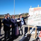 El consejero de Movilidad atiende las explicaciones sobre las actuaciones en la CL-626.