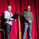 Miguel A. Varela contempla el premio obtenido.