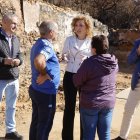 La directora general de Vivienda, María Pardo, visitó este viernes Castrocalbón, donde se reconstruirán 23 inmuebles.
