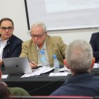 El consejero Santonja, en el centro, y el alcalde de Carucedo, a la izquierda.