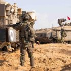 Archivo - Soldados y vehículos militares israelíes en la Franja de Gaza (archivo).