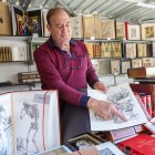José Antonio Valladares muestra uno de los libros que pone a la venta en la Feria del Libro Antiguo.