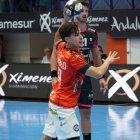 Gonzalo Pérez sigue en modo apisonadora y anotó otros ocho tantos en la victoria del Ademar ante Puente Genil.