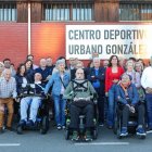 Familiares y concejales arroparon a Urbano González, que da nombre al centro de ocio.