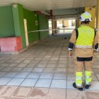 Acordonan el patio de luces al que se quiere tirar el delincuente atrincherado en León.