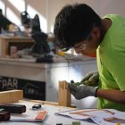 Imagen de un alumno de Formación Profesional de ebanista en su taller.