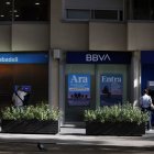 Dos oficinas bancarias del Sabadell y el BBVA.