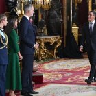 La reina Letizia, el rey Felipe VI, la princesa Leonor y la infanta Sofía saludan al presidente del Gobierno, Pedro Sánchez.