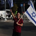 Un trabajador de un hospital israelí agita una bandera y hace gestos antes de la llegada de los rehenes liberados por Hamás en el hospital Shiba en Ramat Gan, cerca de Tel Aviv, Israel, el 13 de octubre de 2025. EFE/EPA/ATEF SAFADI.